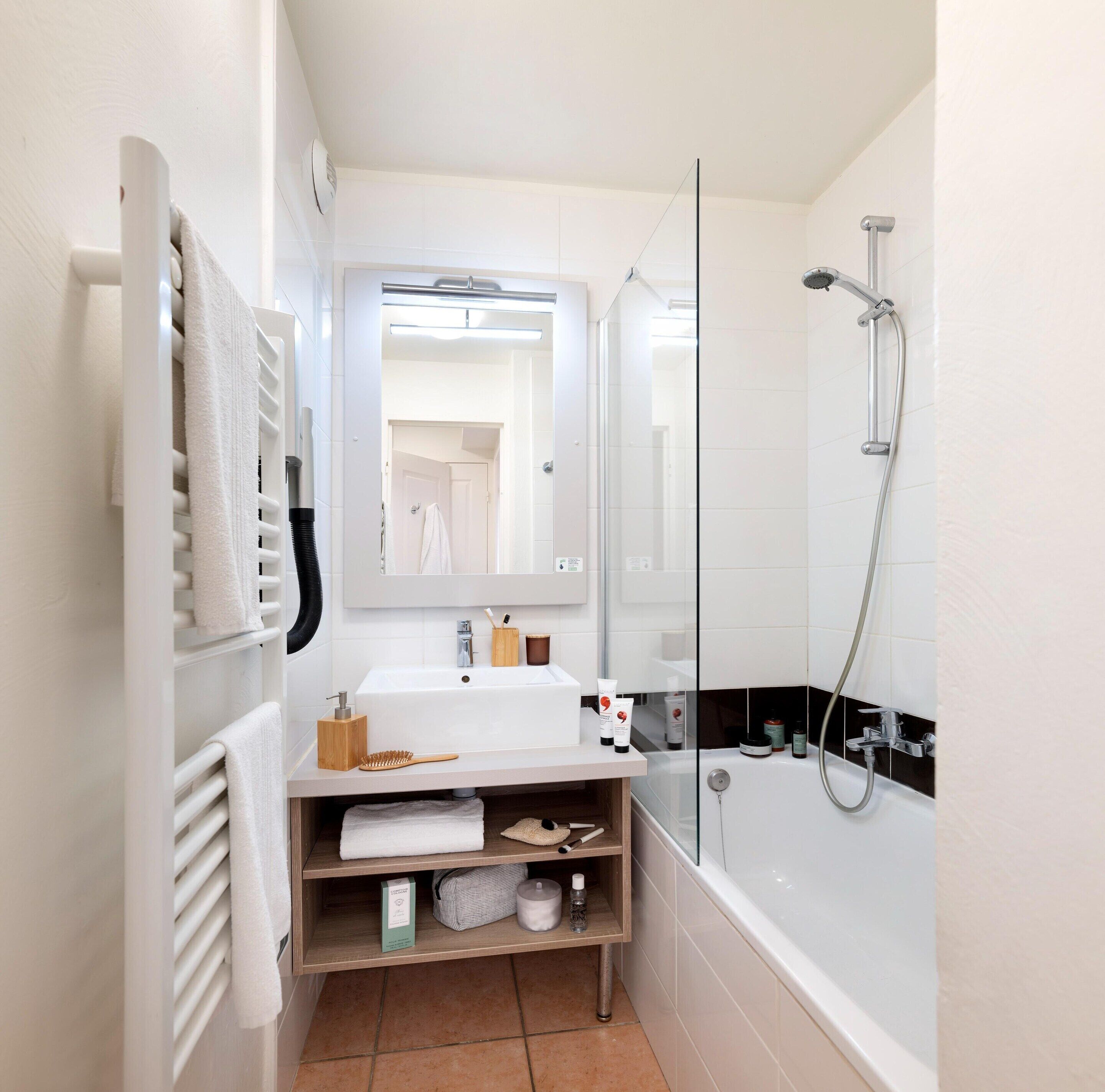Apartamento | Banheiro | Banheira, secador de cabelo