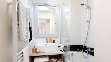 Apartamento | Banheiro | Banheira, secador de cabelo