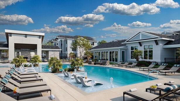 Een modern resort met een zwembad, ligbedden en een helderblauwe lucht.