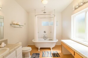 Suite, Partial Ocean View | Bathroom - Cliff House (Whitethorn)
