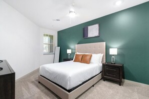 A bedroom with a bed, bedside tables, and a window. - Landing | Modern 1BD, Courtyard, Gym (Mobile)