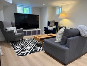 Living area - Newly Renovated Spacious Basement Apartment in High Park, Toronto (Toronto)