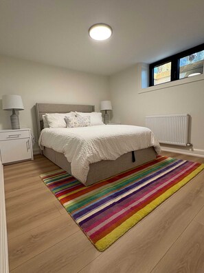 Room - Newly Renovated Spacious Basement Apartment in High Park, Toronto (Toronto)