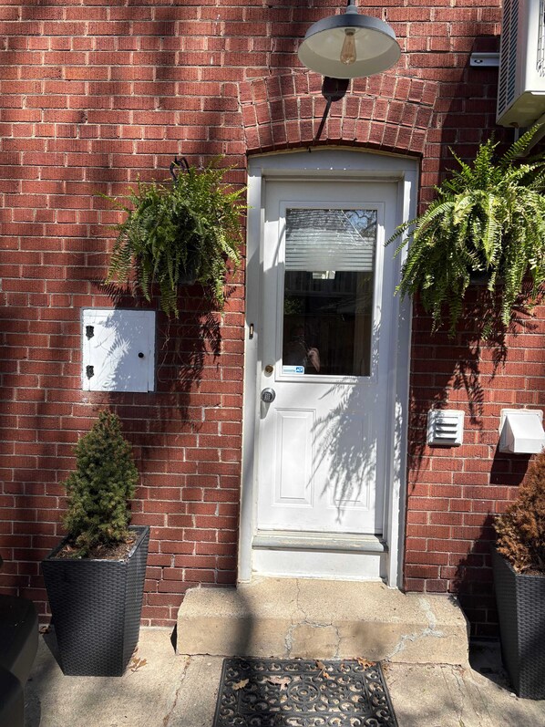 Exterior detail - Newly Renovated Spacious Basement Apartment in High Park, Toronto (Toronto)