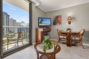 Dining - Luana Waikiki Studio with City Views (Honolulu)