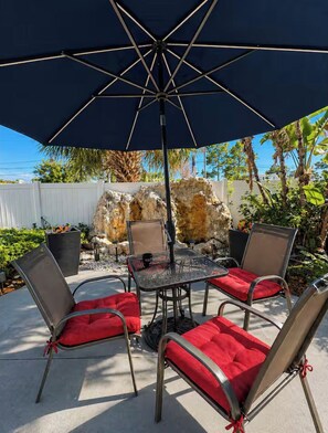 Outdoor dining - Modern 1BR near Downtown TPA and Raymond James Stadium (Tampa)