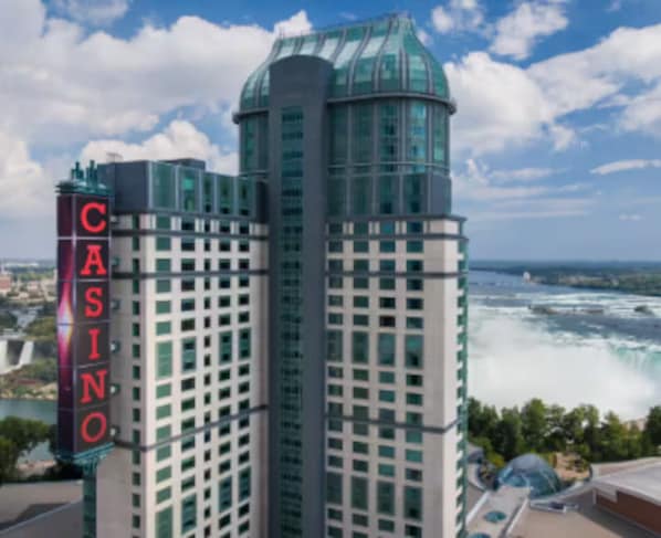 Un grand hôtel, facilement reconnaissable à son enseigne de casino bien en évidence, doté d’une façade moderne en verre et surmonté d’une structure en forme de dôme.
