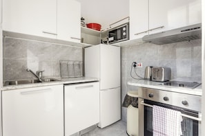 Eine moderne Küche mit integriertem Mikrowellenherd, Toaster und Backofen.