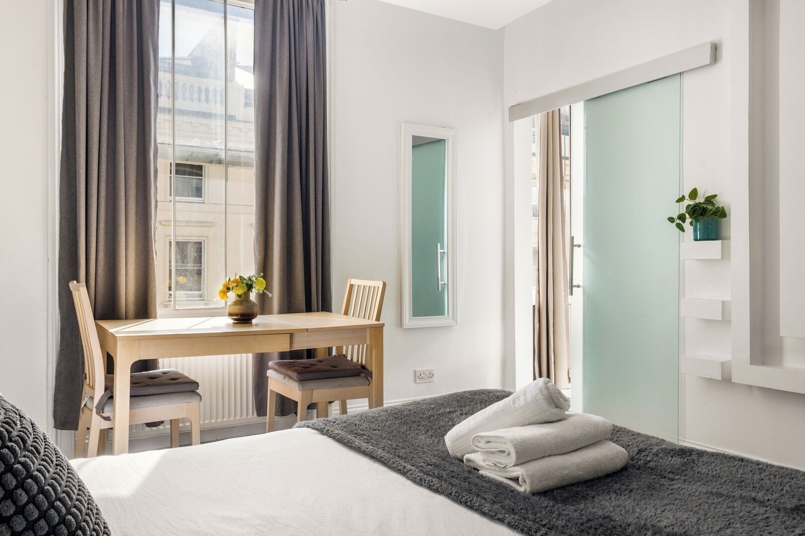 Iron/ironing board, WiFi, bed sheets