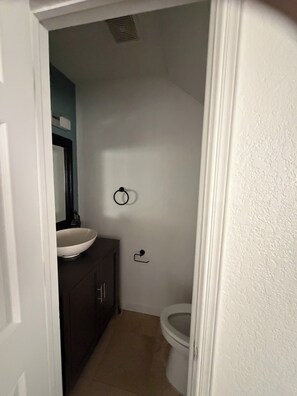 Haartrockner, Handtücher, Seife, Toilettenpapier