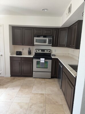 Fridge, microwave, oven, stovetop -  2 bedroom apartment in gated community with a beautiful Mountain View, (El Paso)