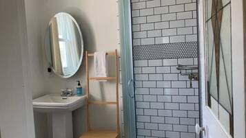 Een douche, een haardroger, handdoeken, zeep