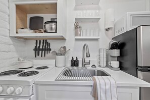 Frigorifero, microonde, forno, piano cottura