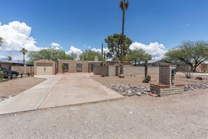 Property grounds - Summer Retreat with Pool & Views - Sleeps 8! (Tucson)