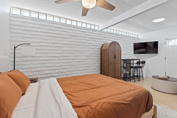 4 bedrooms, iron/ironing board, WiFi, bed sheets - Summer Retreat with Pool & Views - Sleeps 8! (Tucson)