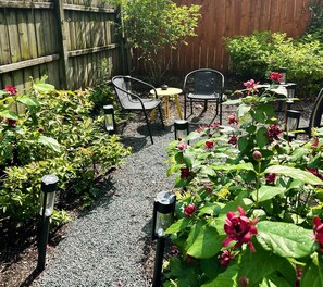 Terrace/patio - Peaceful King & Queen - 2BR/2BA - WFH Apt - Near: Northwestern-Chicago-Beaches (Evanston)