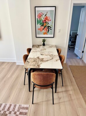 Dining - Peaceful King & Queen - 2BR/2BA - WFH Apt - Near: Northwestern-Chicago-Beaches (Evanston)
