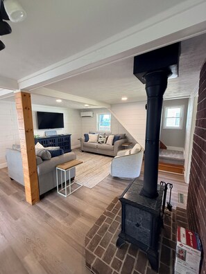 Smart TV - Lakefront Cottage Near Torch Lake • Private Dock •Kayaks •Sunsets (Kalkaska)