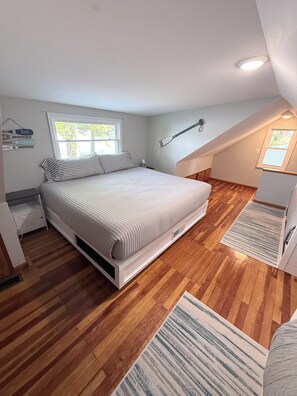2 bedrooms, iron/ironing board, travel cot, free WiFi - Lakefront Cottage Near Torch Lake • Private Dock •Kayaks •Sunsets (Kalkaska)