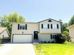 Exterior - Capitol Beach/ 5 Minutes from Downtown Lincoln. Spacious 4 bed 2 bath- Sleeps 8+ (Lincoln)