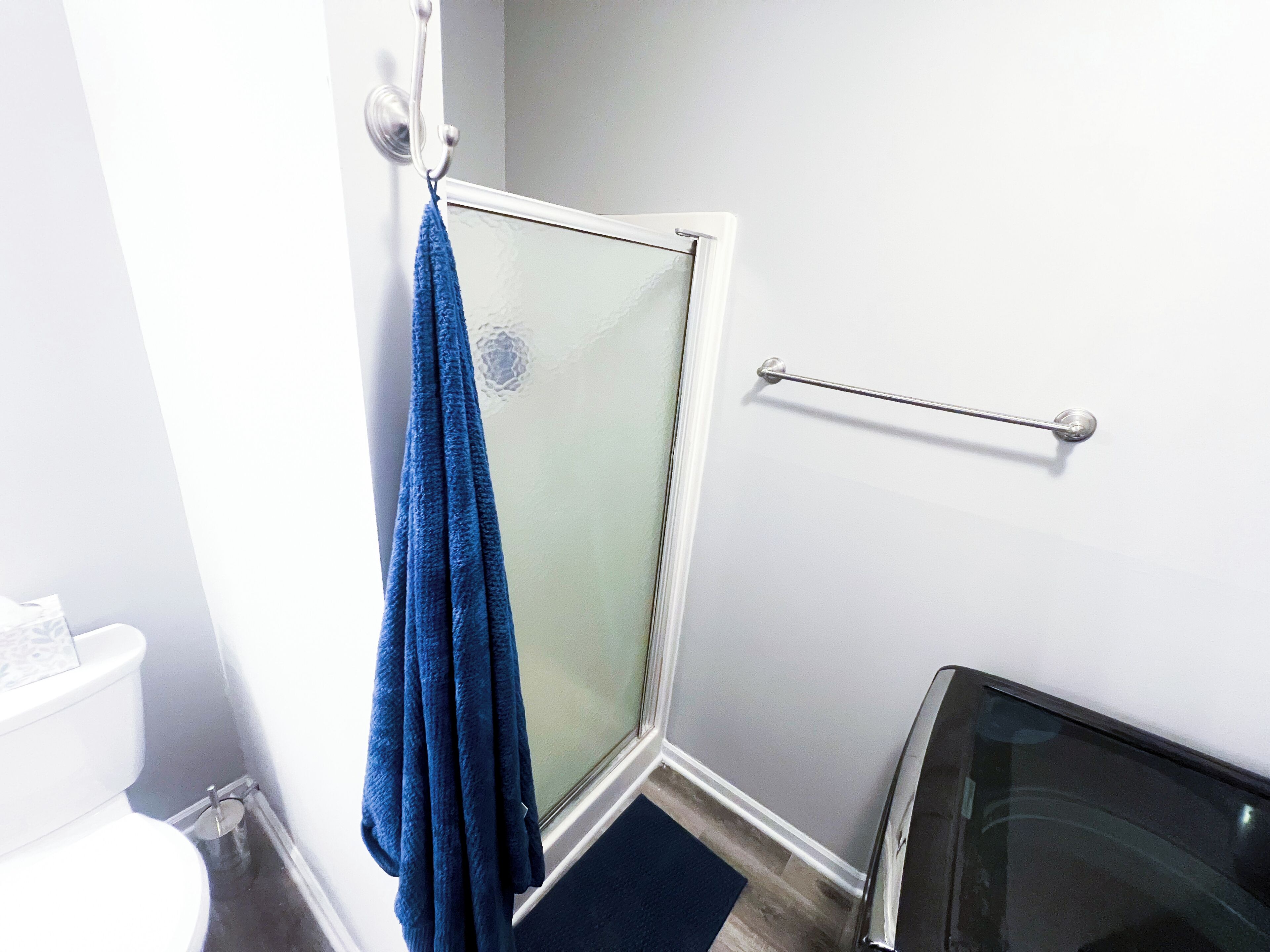 Douche, sèche-cheveux, serviettes fournies, savon