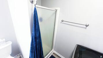 Douche, sèche-cheveux, serviettes fournies, savon