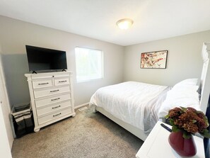 Room - Capitol Beach/ 5 Minutes from Downtown Lincoln. Spacious 4 bed 2 bath- Sleeps 8+ (Lincoln)