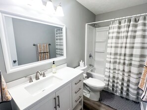 Bathroom - Capitol Beach/ 5 Minutes from Downtown Lincoln. Spacious 4 bed 2 bath- Sleeps 8+ (Lincoln)