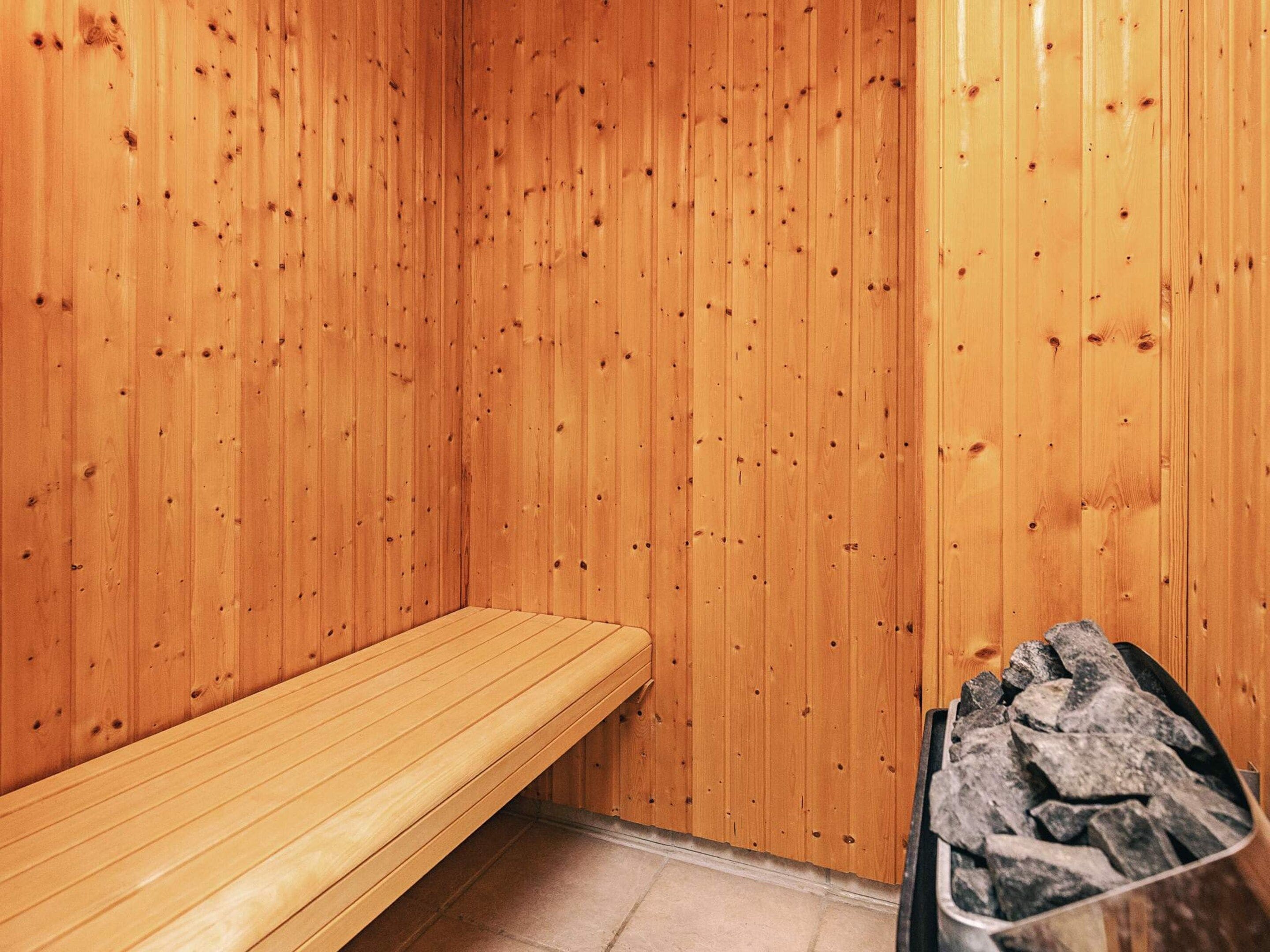 Ein Saunaraum mit Holzwänden und einer Sitzbank.