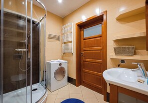 Shower, hair dryer, towels - Grodkowska Standard Apartment (Warszawa)