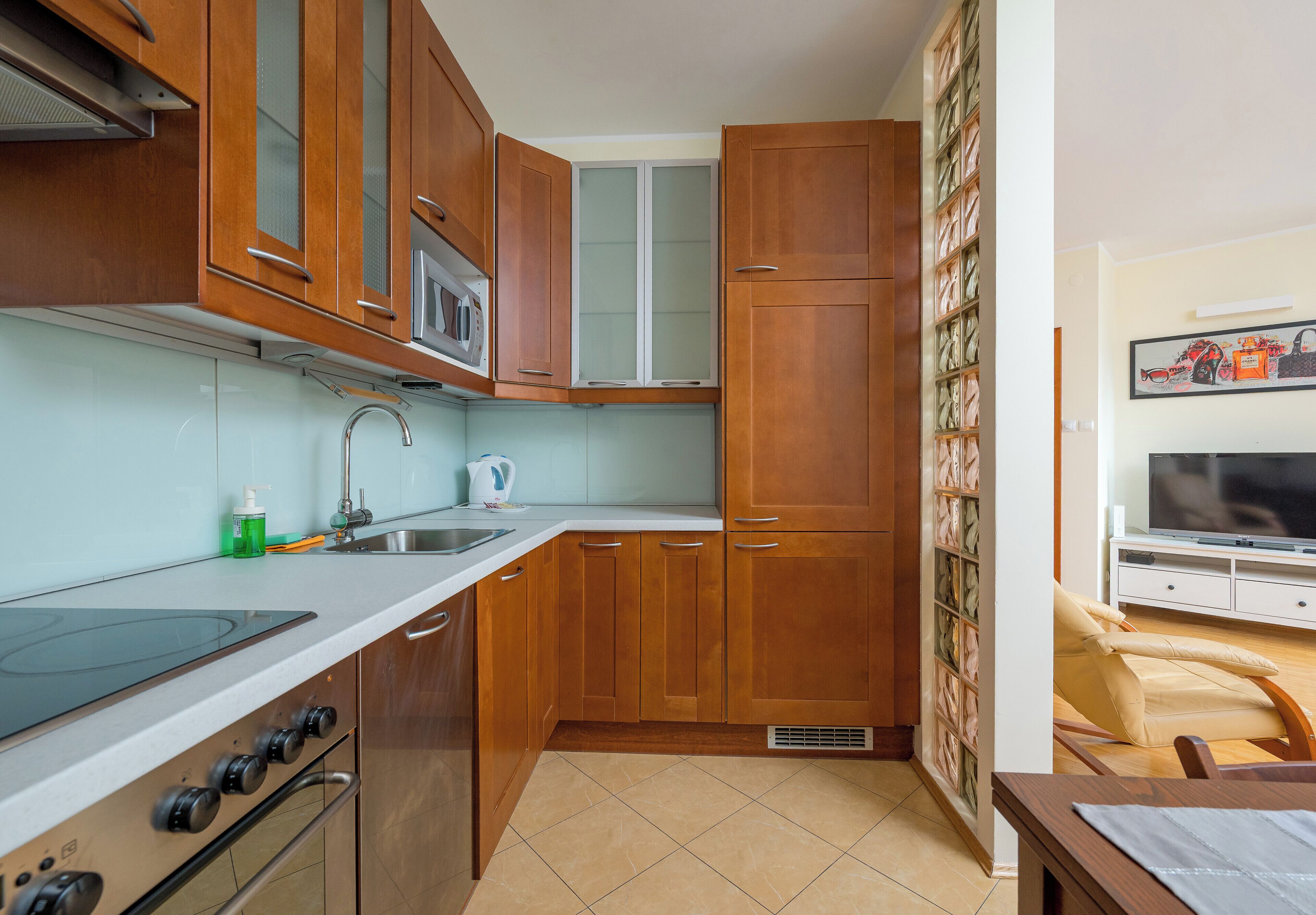 Frigorifero, microonde, forno, piano cottura
