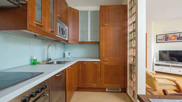 Frigorifero, microonde, forno, piano cottura