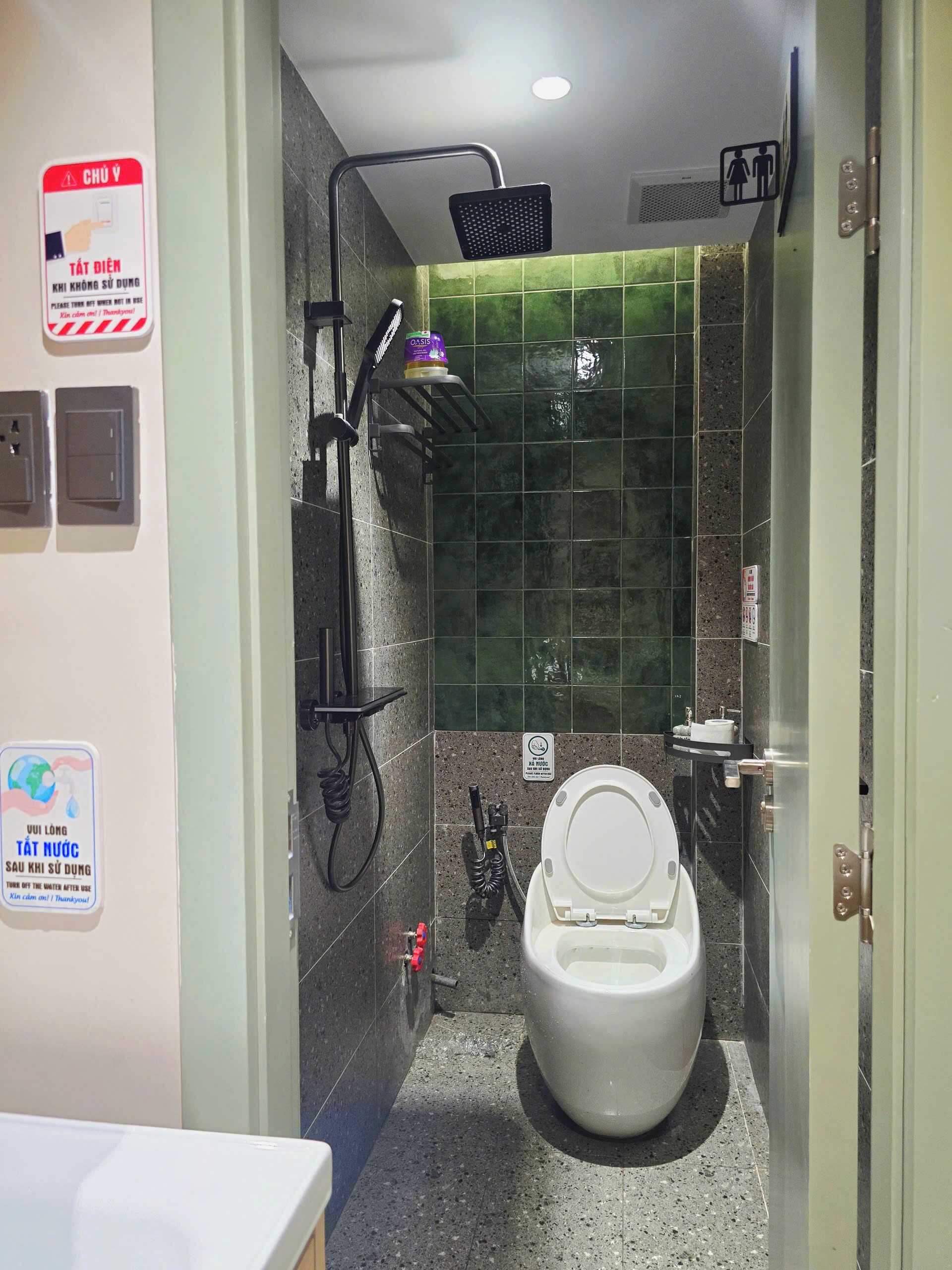 Dormitorio condiviso familiare | Bagno | Doccia, pantofole, asciugamani, sapone