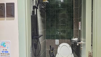 Dormitorio condiviso familiare | Bagno | Doccia, pantofole, asciugamani, sapone