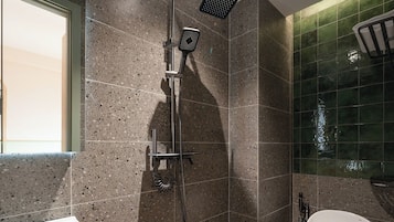 Superior appartement, kitchenette | Badkamer | Een douche, pantoffels, handdoeken, zeep