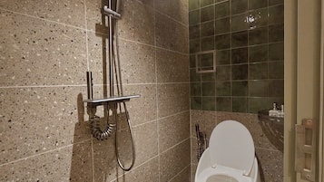 Appartamento familiare, cucina | Bagno | Doccia, pantofole, asciugamani, sapone