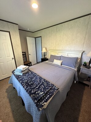 Iron/ironing board, Internet, bed sheets