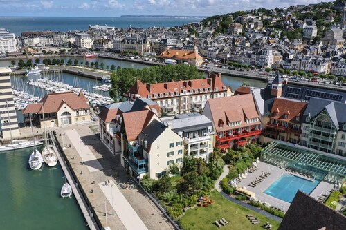 Scenic Harbour Apartment for 6 in Deauville