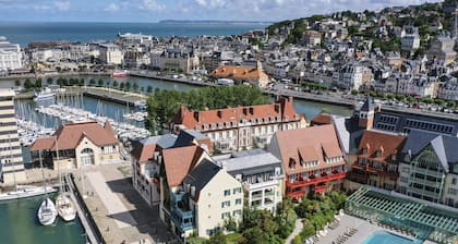 Scenic Harbour Apartment for 6 in Deauville