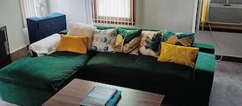 Charming Upper Flat 10 mins from Downtown Det-10 mins from Nautical Mile