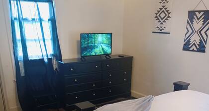 Charming Upper Flat 10 mins from Downtown Det-10 mins from Nautical Mile