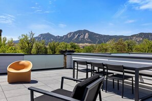 Outdoor dining - Peaceful 3-bedroom townhome in Central Boulder (Boulder)