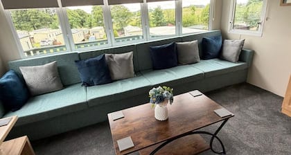 Family & Dog Friendly 2-Bed Caravan, Sleeps 6