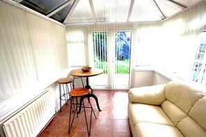 Living area - House Sleeps 5 with Enclosed Garden (Newcastle upon Tyne)