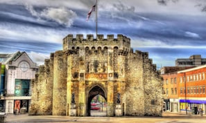 A historic stone castle gate with a flag, surrounded by modern buildings. - Southampton - House - Sleeps 6 - Near Airport (Southampton)