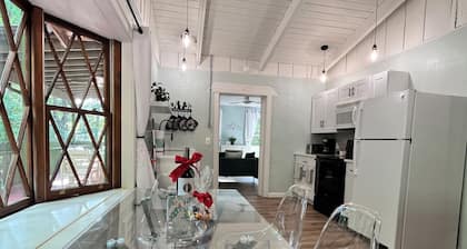 Edelhaus Oben in downtown Helen: A relaxing cabin steps away from city fun
