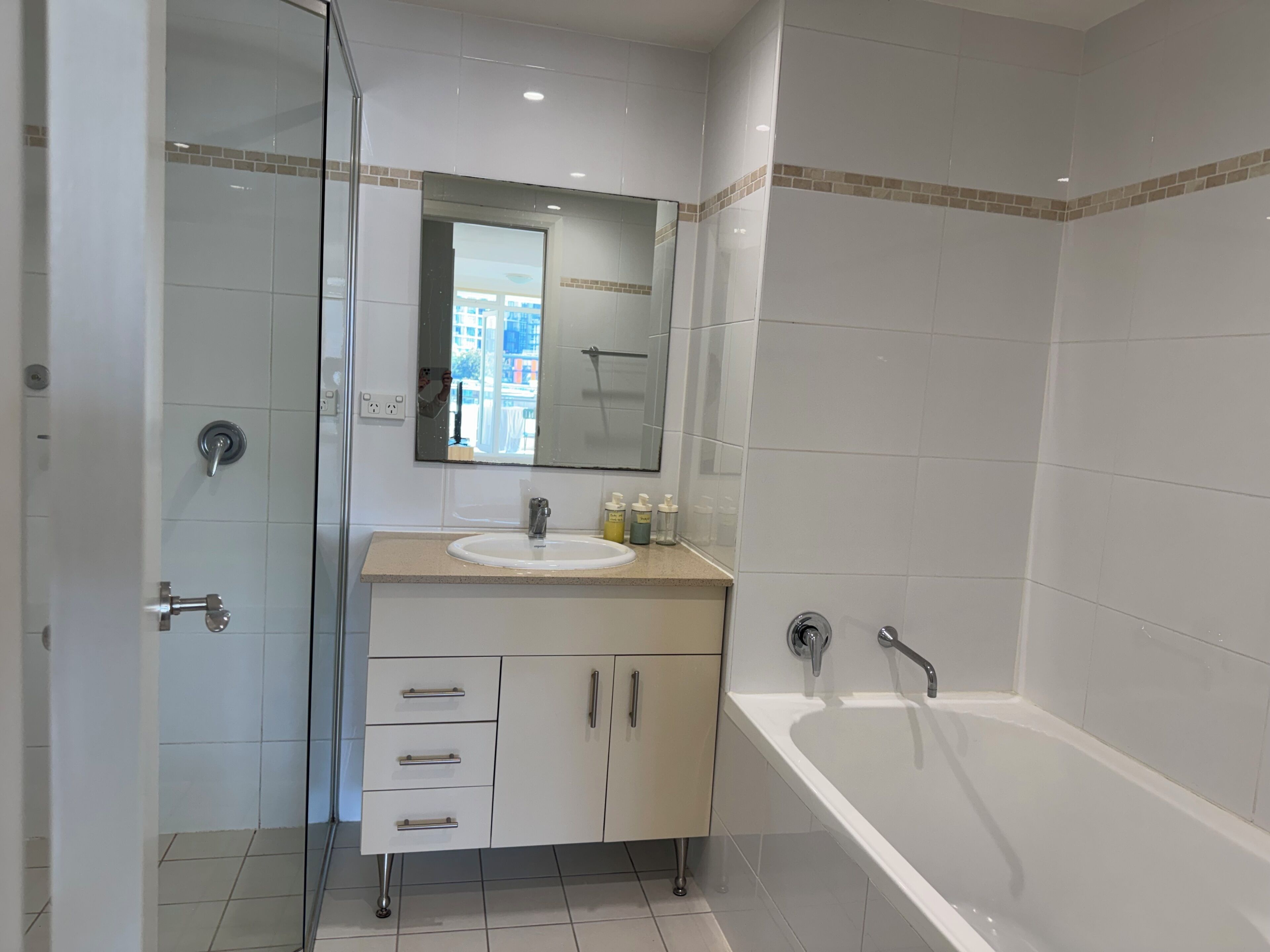 Een douche, een haardroger, handdoeken, zeep