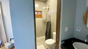 A bathroom with a shower, toilet, and sink. - Pousada Refúgio da Ilha (Ilhabela)