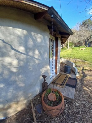 Exterior detail - Eco-Earth Home Near Yosemite & Bass Lake – The Boukarou Escape (Oakhurst)
