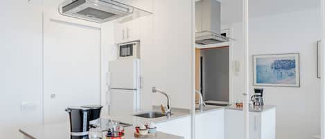 Kühlschrank, Mikrowelle, Kochgeschirr/Geschirr/Besteck